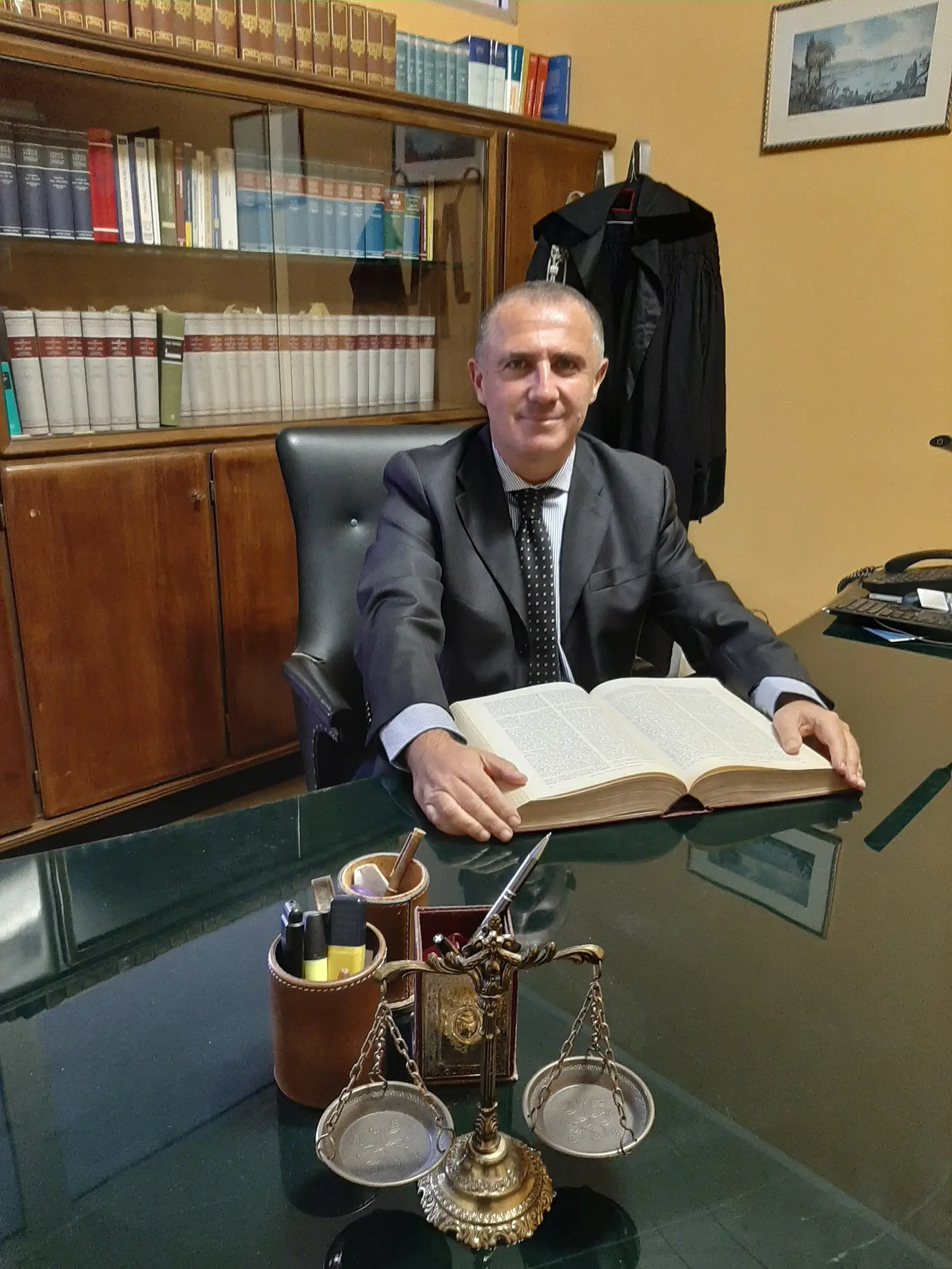 L'avvocato Mattioli nel proprio studio
